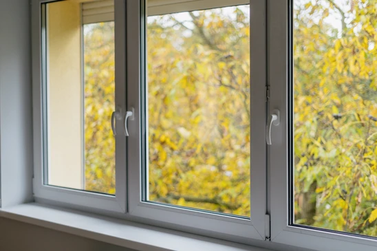 Nouvelle fenêtre en plastique pvc avec cadre en métal blanc installée dans une maison moderne après rénovation