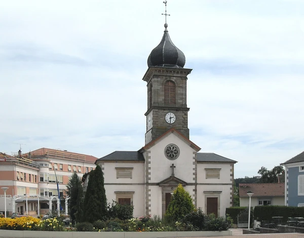 Photographie réaliste d'une maison résidentielle dans un quartier urbain/périurbain typique de la région Lorraine, montrant la façade avant avec des menuiseries extérieures (fenêtres et volets) bien visibles et en bon état. La maison doit être moderne ou semi-ancienne, représentative du parc immobilier local. Prise en lumière naturelle diurne, sans personnes visibles. L'image doit évoquer le contexte géographique de Golbey et ses environs immédiats.