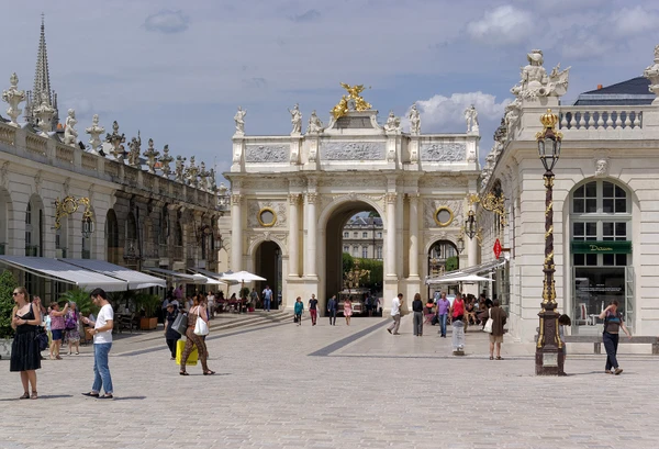 Photographie réaliste d'une maison résidentielle ou d'une petite propriété aux environs directs de Nancy, avec une architecture typique de Meurthe-et-Moselle. La façade doit montrer clairement des fenêtres et des volets en bon état. Le contexte urbain ou périurbain doit être distinctif par rapport à celui de Golbey : par exemple, un environnement plus urbain avec proximité d'autres constructions, ou une architecture semi-ancienne caractéristique de la région nancéienne. Prise en lumière naturelle diurne sans personnes visibles.