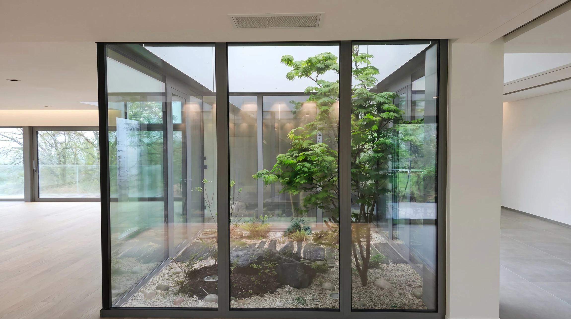 Nouvelle fenêtre en plastique pvc avec cadre en métal blanc installée dans une maison moderne après rénovation