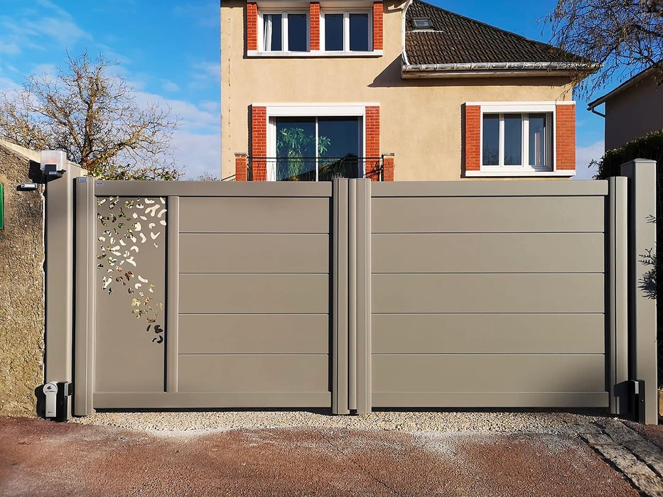 Intérieur moderne avec jardin intérieur (tsubo-niwa) enclos par des parois vitrées à châssis aluminium anthracite