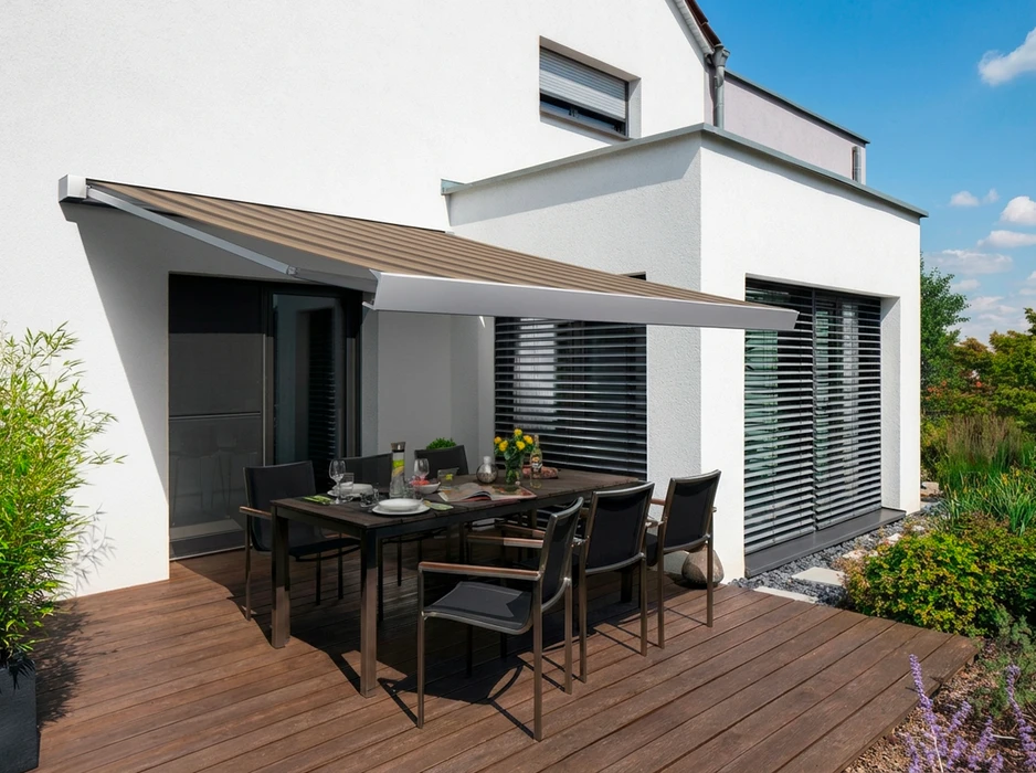 Intérieur moderne avec jardin intérieur (tsubo-niwa) enclos par des parois vitrées à châssis aluminium anthracite