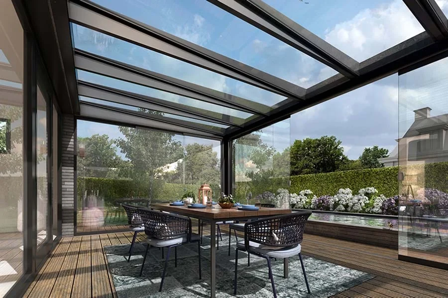 Espace extérieur contemporain avec pergola bioclimatique à lames orientables noires abritant un salon de jardin en résine tressée