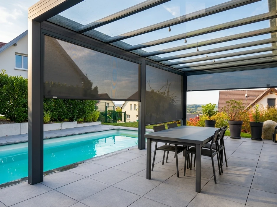 Terrasse extérieure moderne avec store banne rétractable motorisé à coffre intégral, toile rayée taupe/blanc