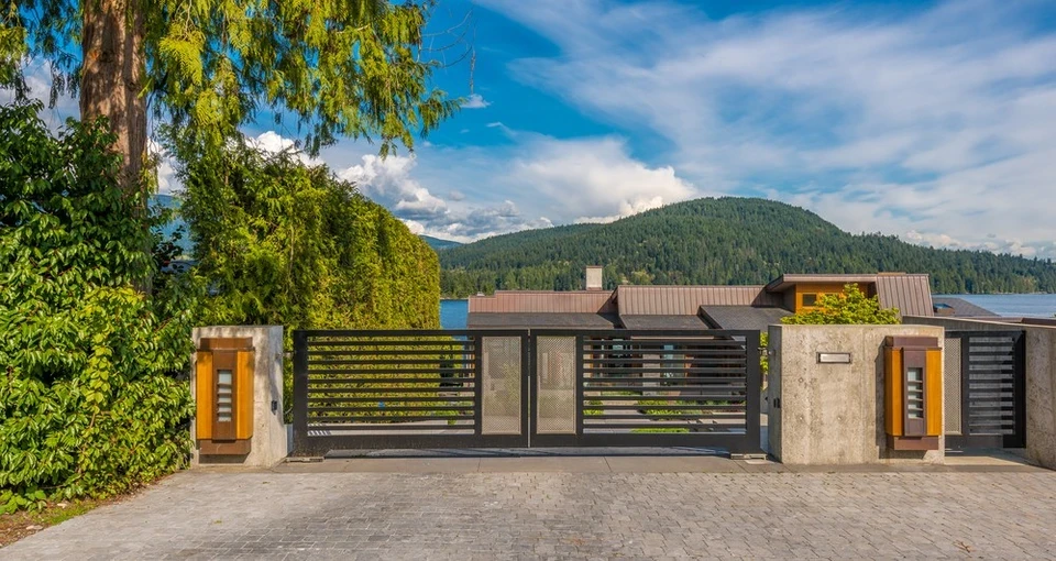 Façade en pierre de taille naturelle avec une fenêtre équipée d'un volet roulant gris anthracite partiellement abaissé