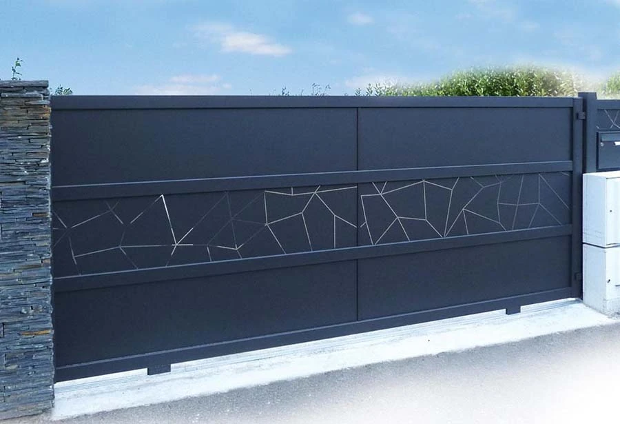 Façade en pierre de taille naturelle avec une fenêtre équipée d'un volet roulant gris anthracite partiellement abaissé