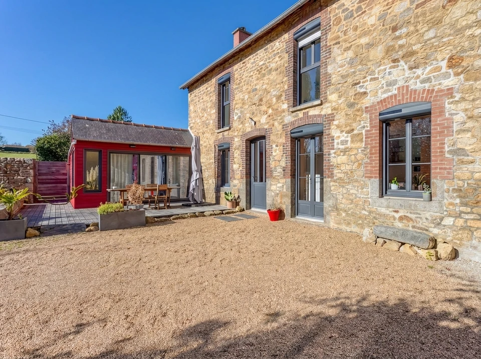 Maison contemporaine de plain-pied, façade blanche avec toit plat