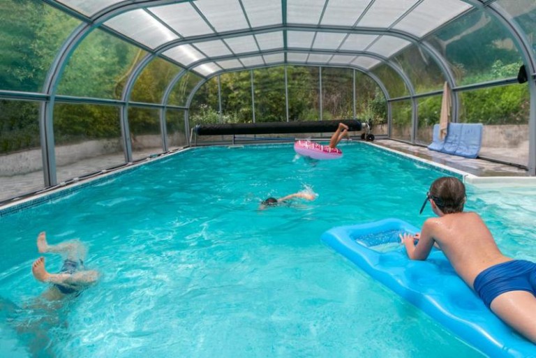 Profitez de votre piscine toute l'année avec un abri adapté à Thaon
