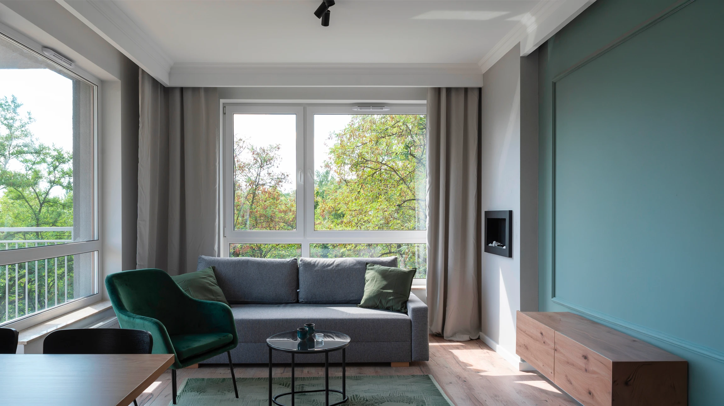 Ouvrier de construction installation d'une fenêtre dans la maison