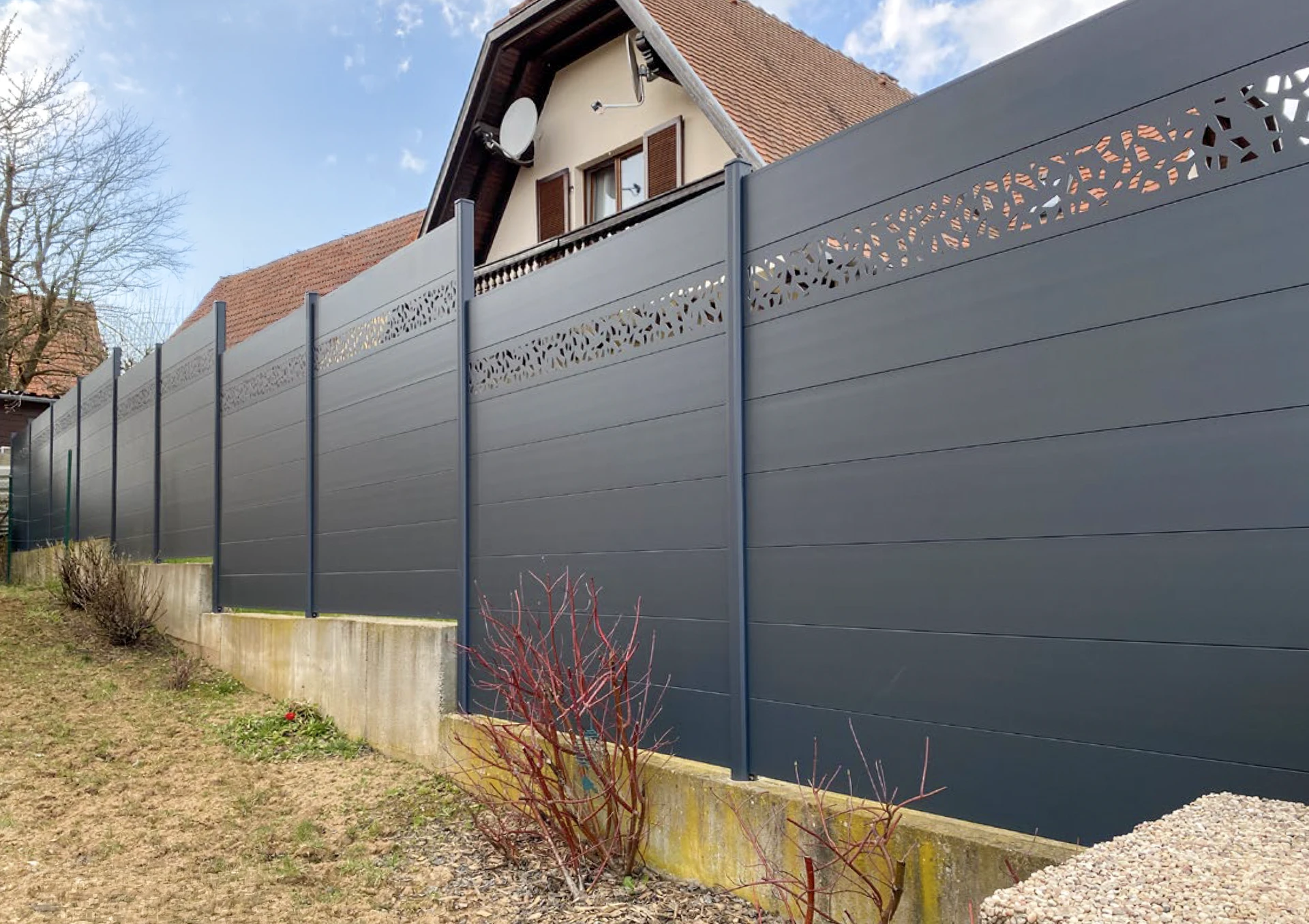 Nouvelle fenêtre en plastique pvc avec cadre en métal blanc installée dans une maison moderne après rénovation