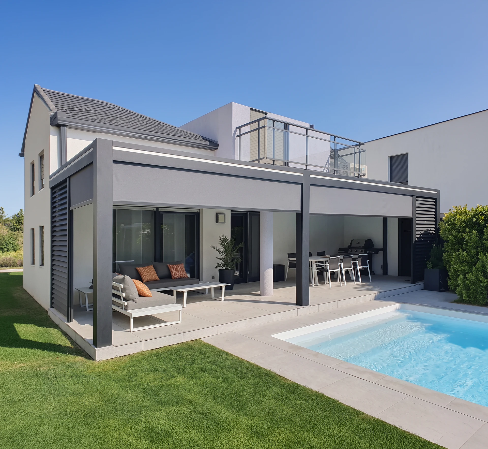 Nouvelle fenêtre en plastique pvc avec cadre en métal blanc installée dans une maison moderne après rénovation