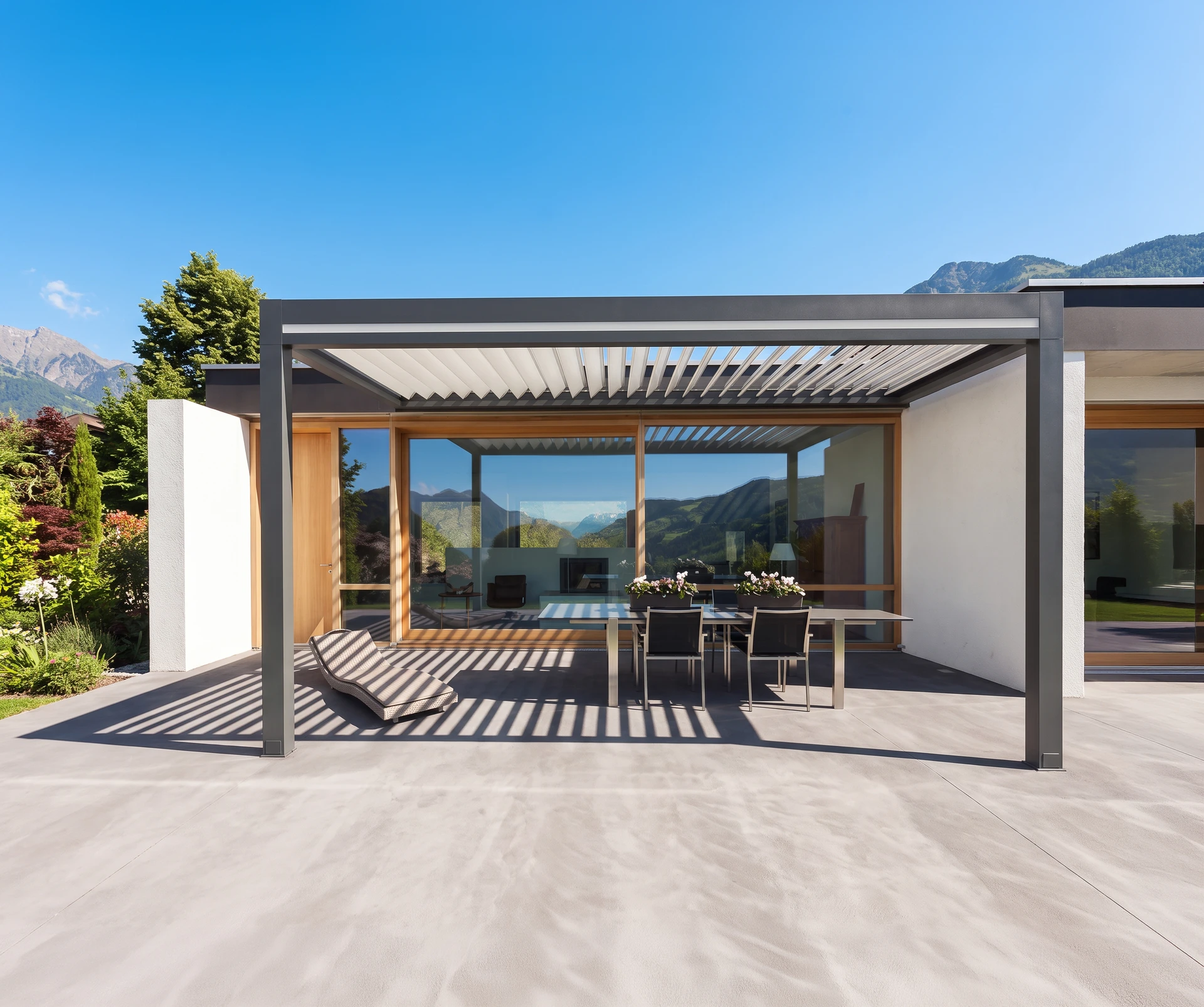 Nouvelle fenêtre en plastique pvc avec cadre en métal blanc installée dans une maison moderne après rénovation