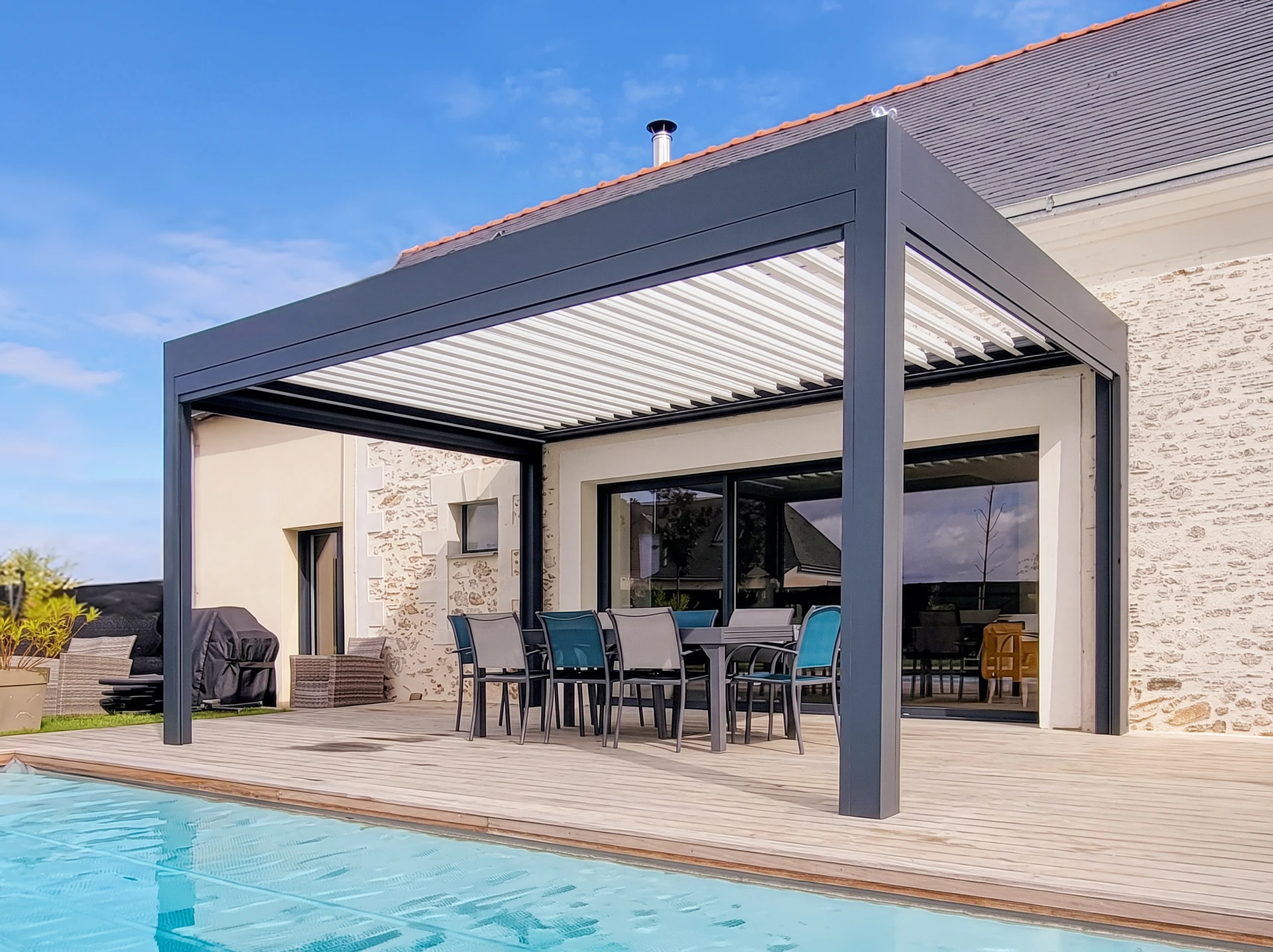 Nouvelle fenêtre en plastique pvc avec cadre en métal blanc installée dans une maison moderne après rénovation