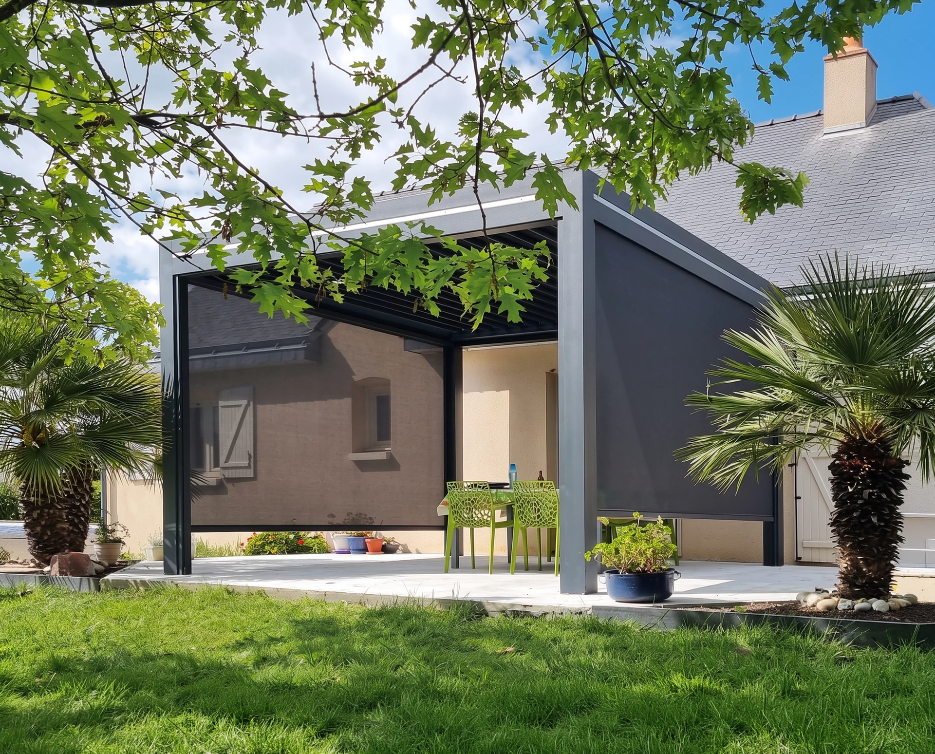 Nouvelle fenêtre en plastique pvc avec cadre en métal blanc installée dans une maison moderne après rénovation