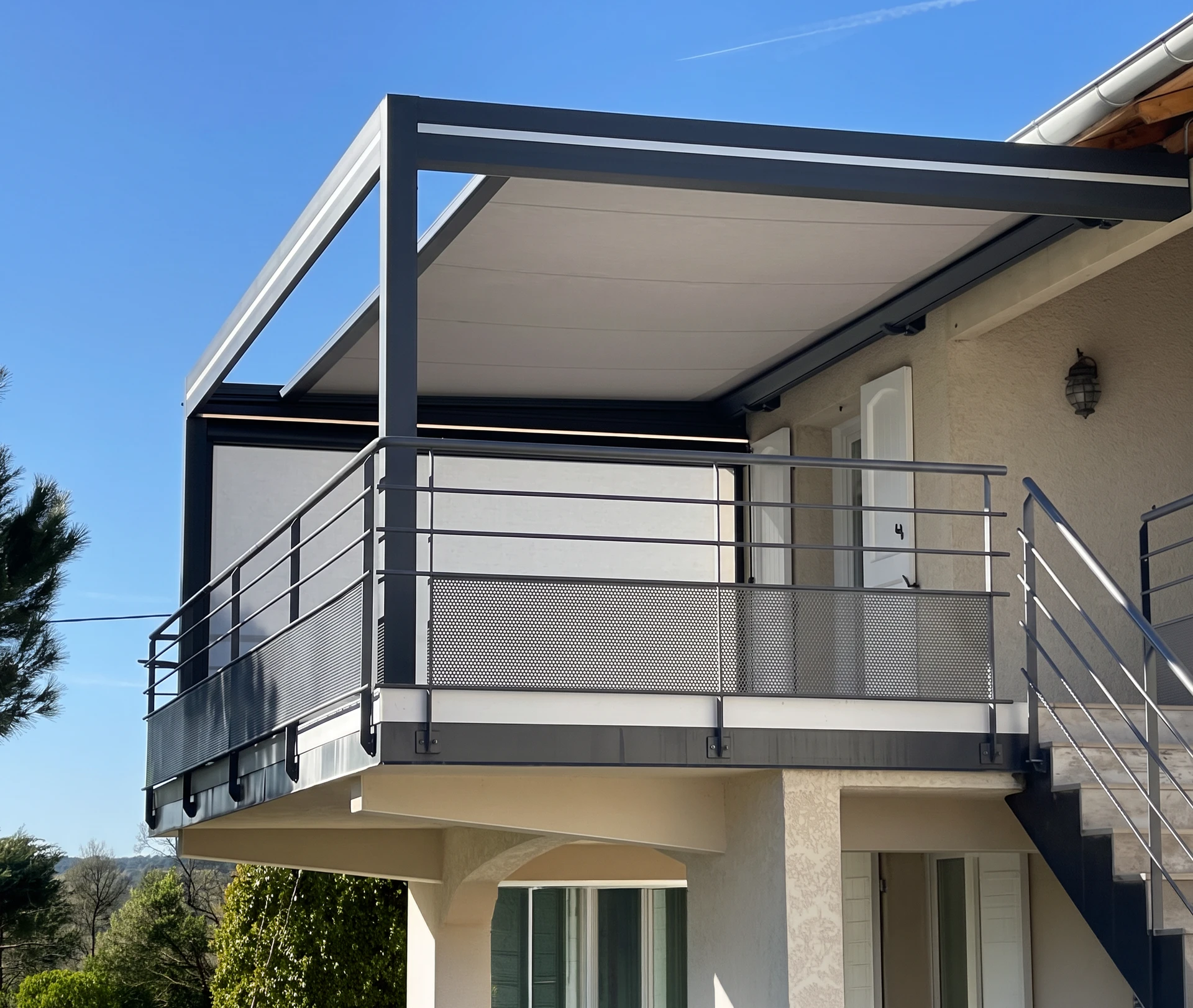Nouvelle fenêtre en plastique pvc avec cadre en métal blanc installée dans une maison moderne après rénovation