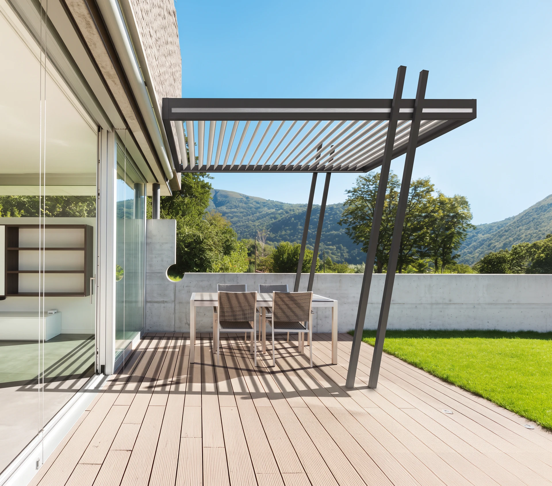 Nouvelle fenêtre en plastique pvc avec cadre en métal blanc installée dans une maison moderne après rénovation