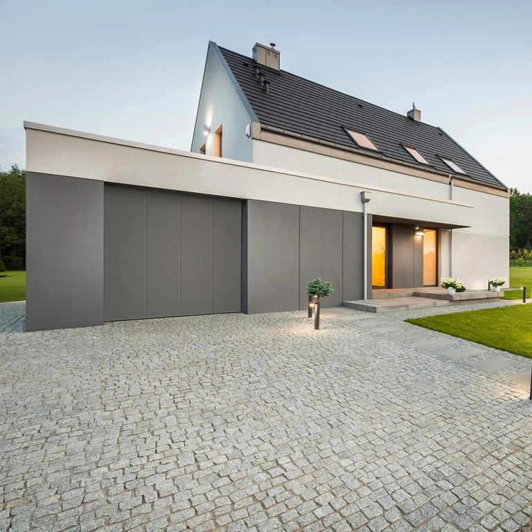 Nouvelle fenêtre en plastique pvc avec cadre en métal blanc installée dans une maison moderne après rénovation