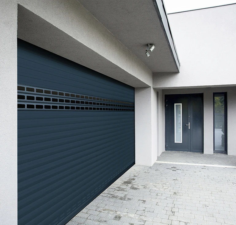 Nouvelle fenêtre en plastique pvc avec cadre en métal blanc installée dans une maison moderne après rénovation