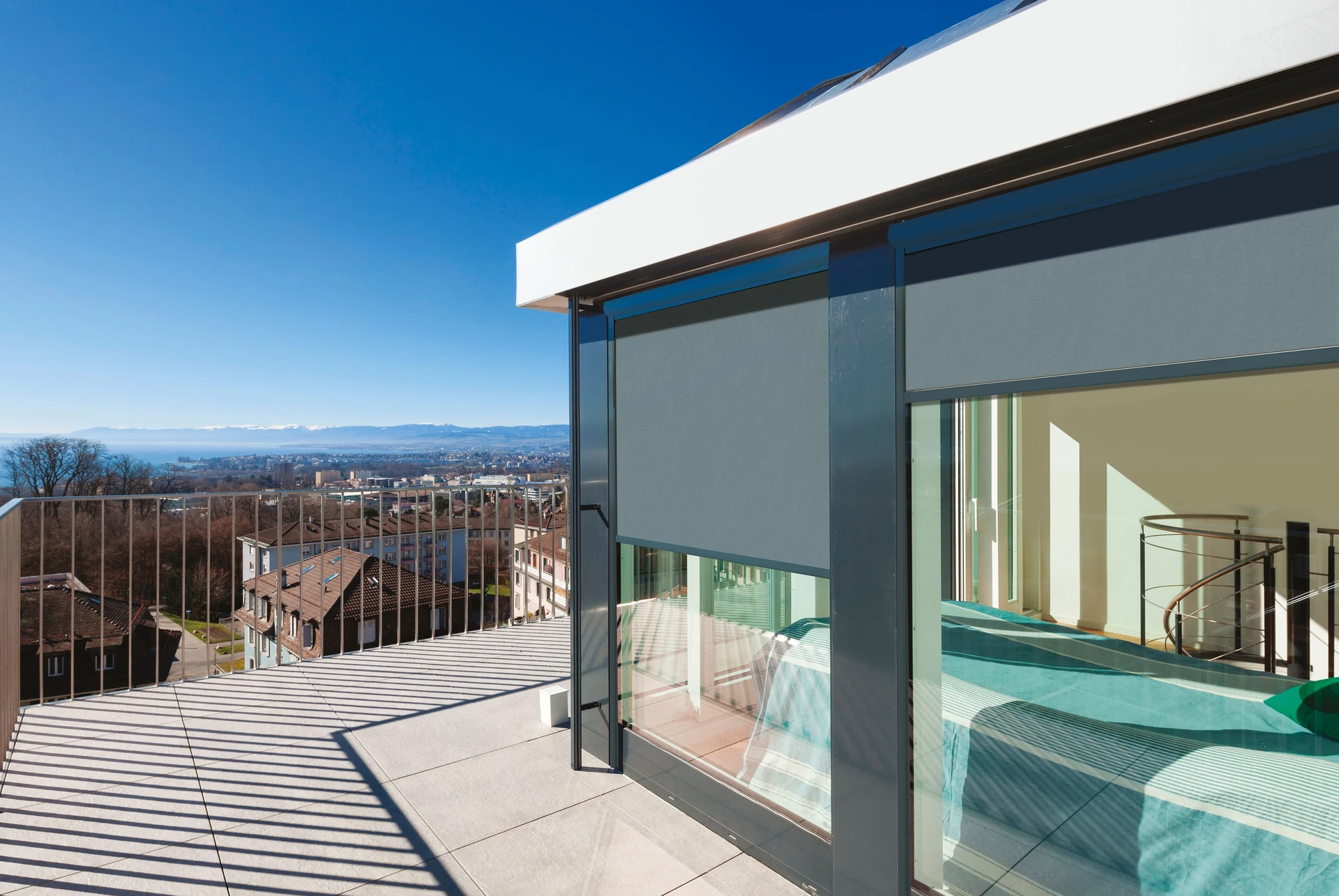 Nouvelle fenêtre en plastique pvc avec cadre en métal blanc installée dans une maison moderne après rénovation