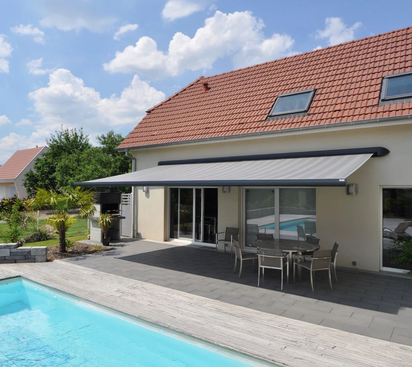 Nouvelle fenêtre en plastique pvc avec cadre en métal blanc installée dans une maison moderne après rénovation