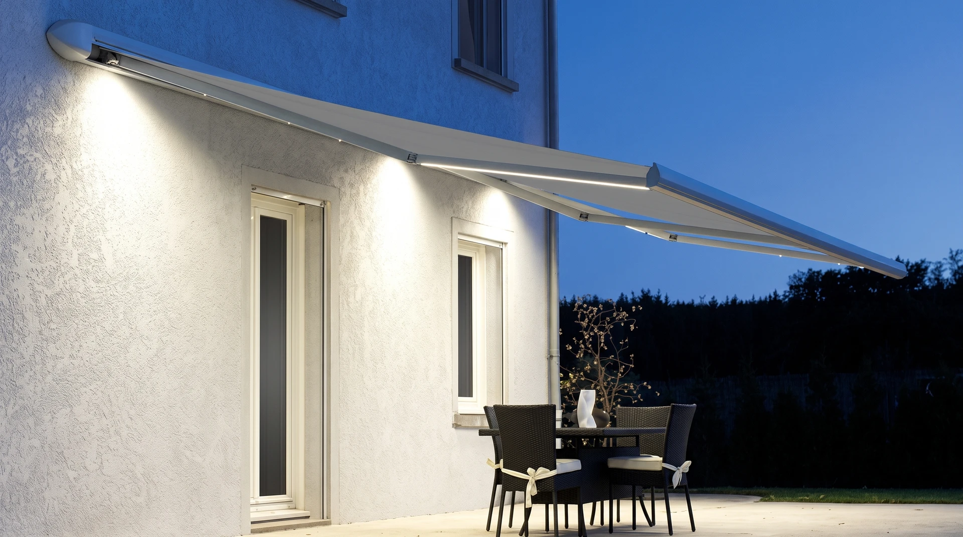 Nouvelle fenêtre en plastique pvc avec cadre en métal blanc installée dans une maison moderne après rénovation