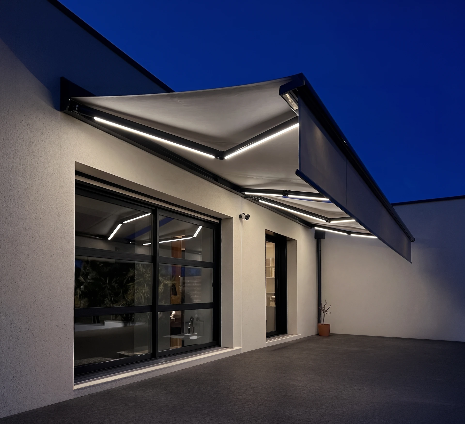 Nouvelle fenêtre en plastique pvc avec cadre en métal blanc installée dans une maison moderne après rénovation