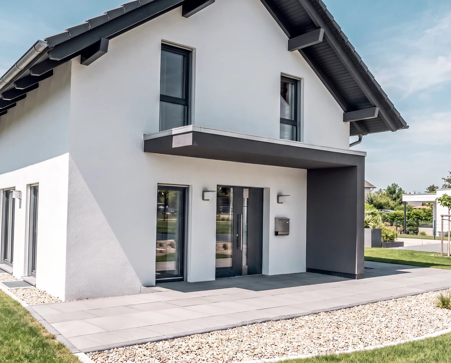 Nouvelle fenêtre en plastique pvc avec cadre en métal blanc installée dans une maison moderne après rénovation