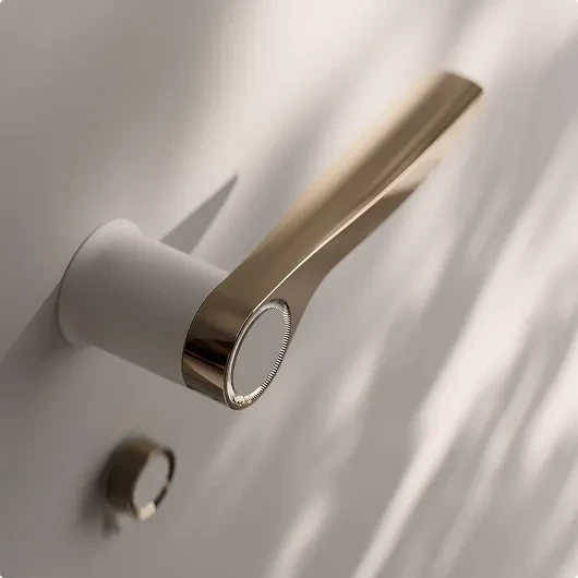 Nouvelle fenêtre en plastique pvc avec cadre en métal blanc installée dans une maison moderne après rénovation