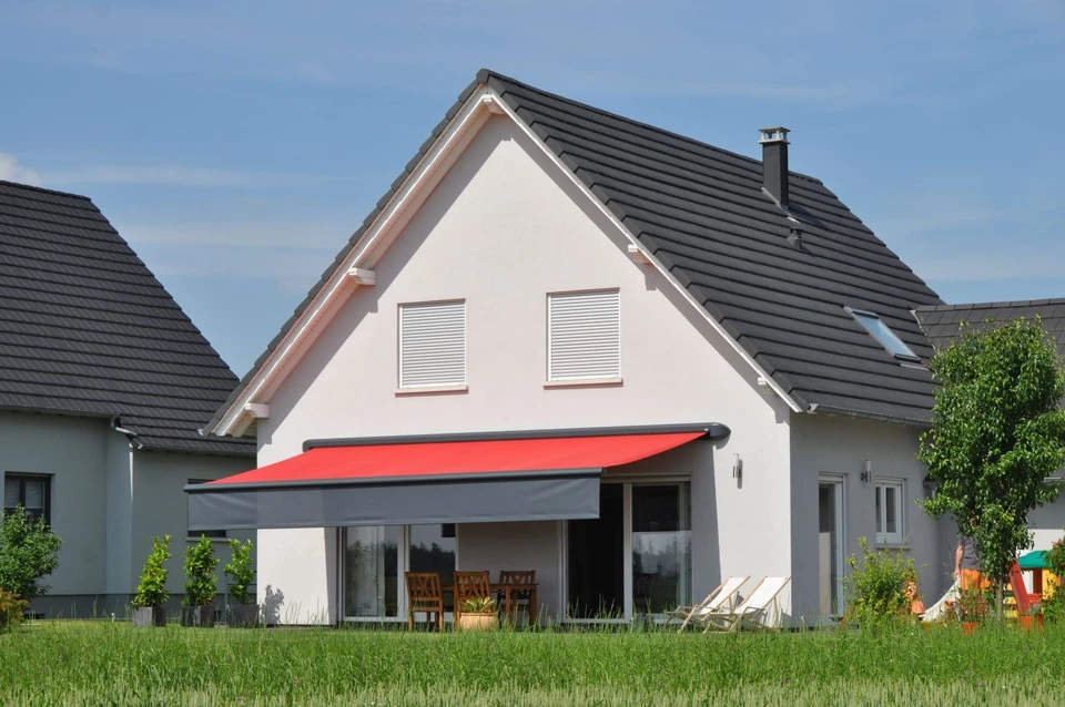 Nouvelle fenêtre en plastique pvc avec cadre en métal blanc installée dans une maison moderne après rénovation