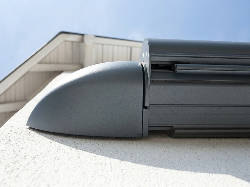 Nouvelle fenêtre en plastique pvc avec cadre en métal blanc installée dans une maison moderne après rénovation