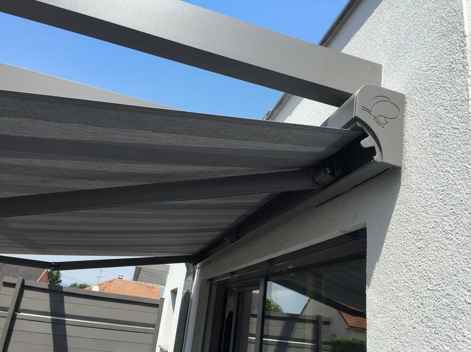 Nouvelle fenêtre en plastique pvc avec cadre en métal blanc installée dans une maison moderne après rénovation