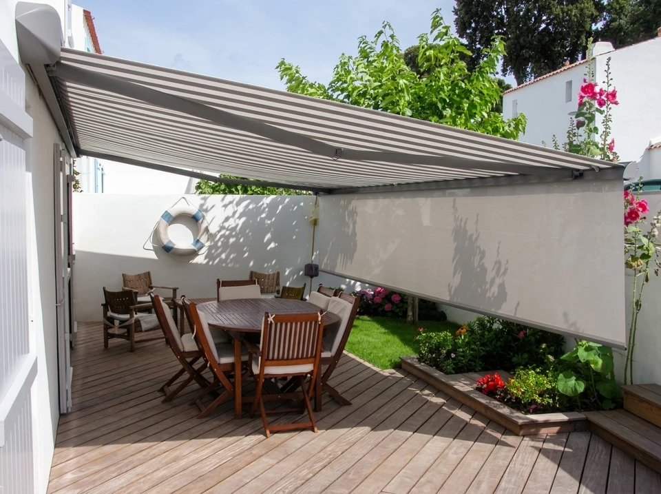 Nouvelle fenêtre en plastique pvc avec cadre en métal blanc installée dans une maison moderne après rénovation