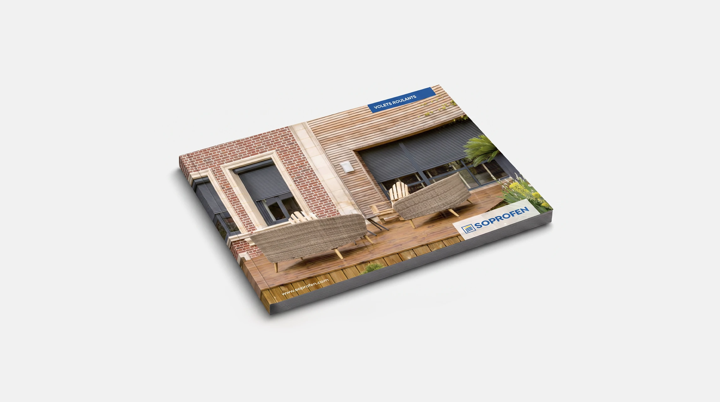 Ouvrier de construction installation d'une fenêtre dans la maison