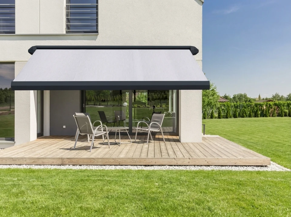 Nouvelle fenêtre en plastique pvc avec cadre en métal blanc installée dans une maison moderne après rénovation