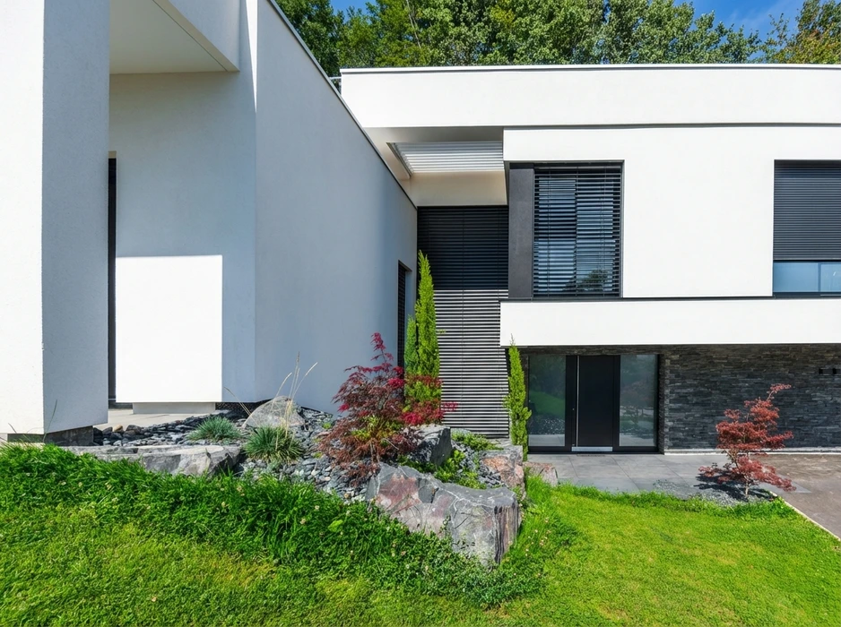 Façade de villa contemporaine, extérieur jour, sans personnage