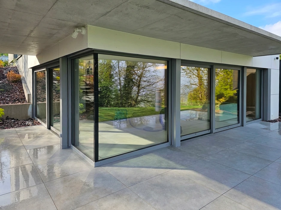 Terrasse extérieure moderne avec sol en dalles de béton poli
