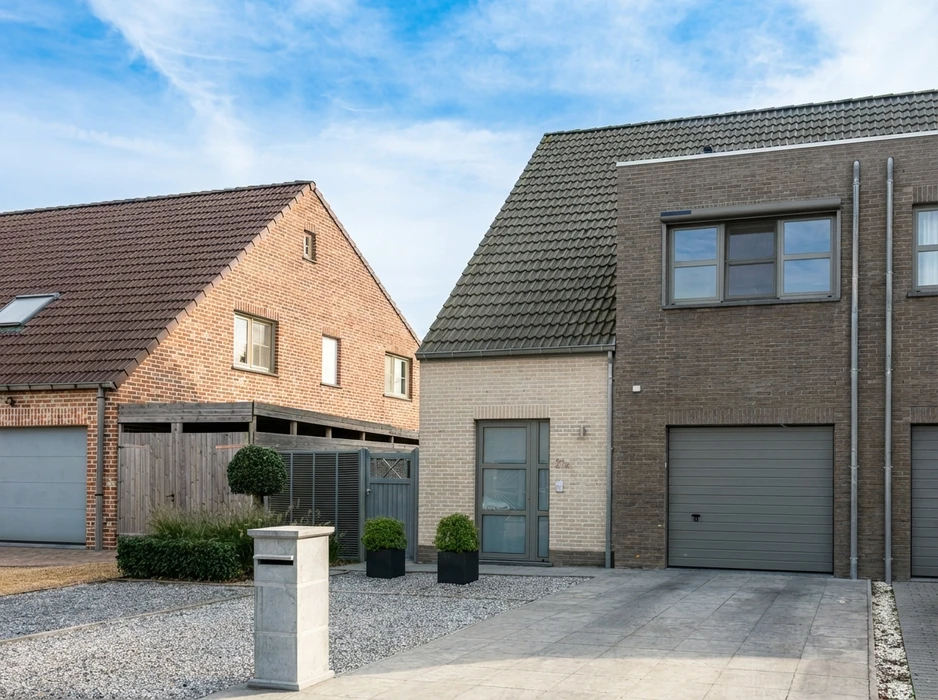Façade extérieure de maisons mitoyennes belges en briques