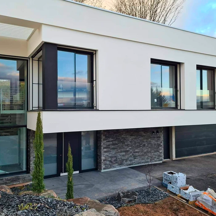 Façade moderne d'une maison contemporaine, deux niveaux
