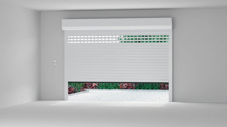 Façade extérieure d'une maison avec volet roulant aluminium couleur bordeaux/rouge vif, partiellement descendu sur une porte-fenêtre à deux vantaux PVC blanc