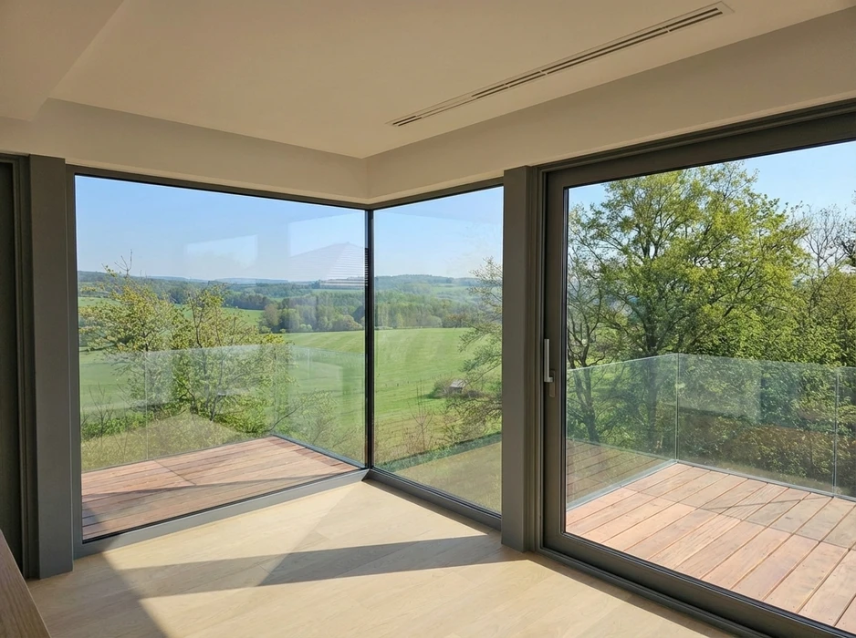 Façade extérieure d'une maison moderne en enduit taloché beige