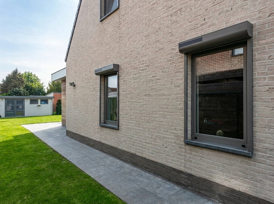 Façade extérieure d'une maison contemporaine avec terrasse couverte en bois