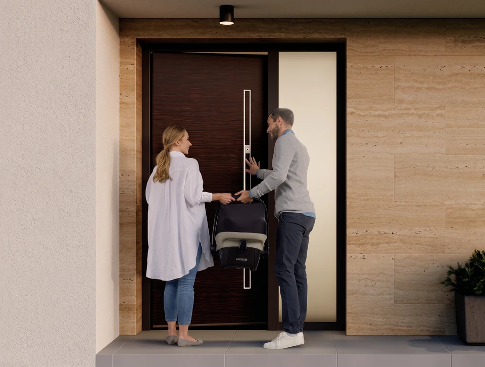 Nouvelle fenêtre en plastique pvc avec cadre en métal blanc installée dans une maison moderne après rénovation
