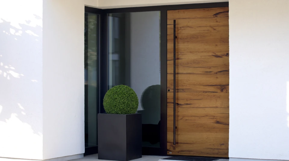 Nouvelle fenêtre en plastique pvc avec cadre en métal blanc installée dans une maison moderne après rénovation